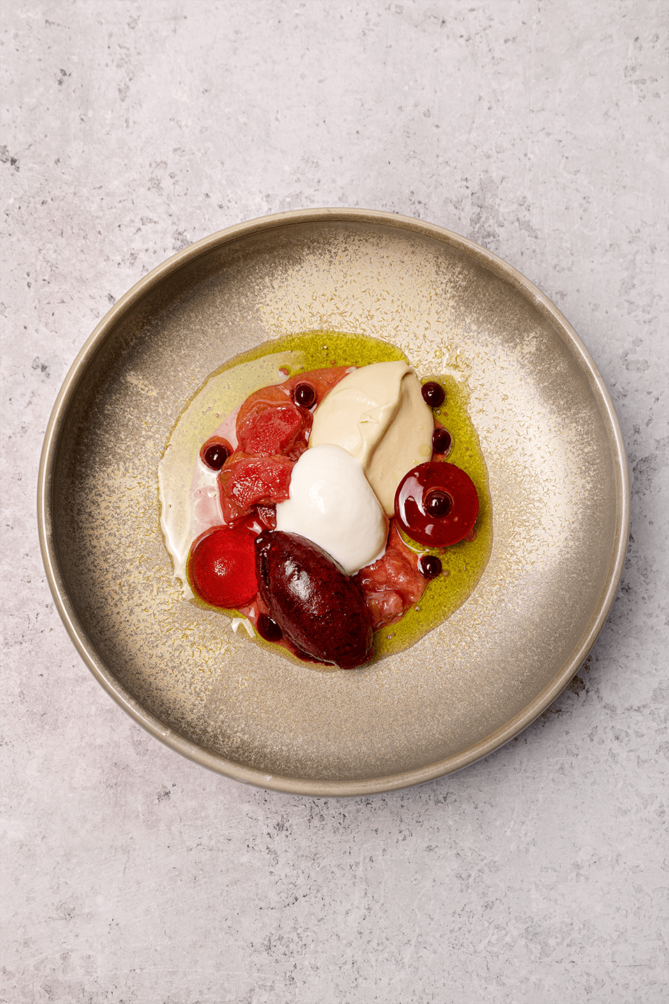 Plantaardige witte chocolademousse met rabarbercompote en bramensorbet